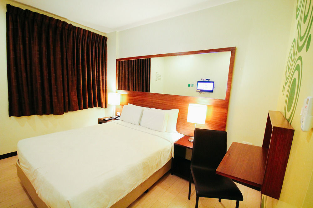 Go Hotels Баколод Екстериор снимка